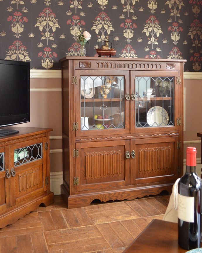 オールドチャーム　アンティーク風　ステンドグラス扉が素敵な木製アンティーク調家具、オールドチャームのブックケース。。(y-125-f)