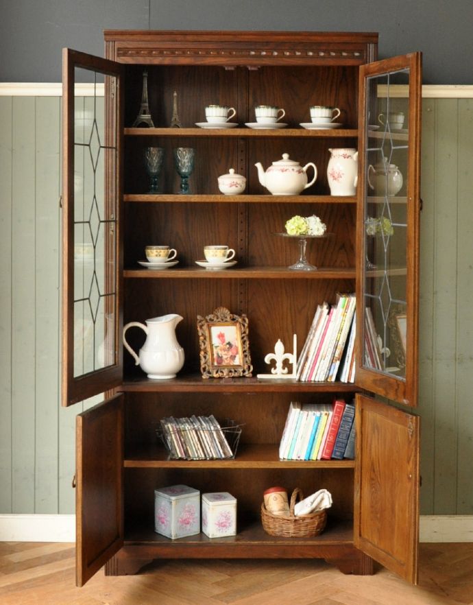 クレセント　食器棚　ステンドグラス扉 ステンドグラス扉の木製アンティーク風家具、オールドチャームのブック