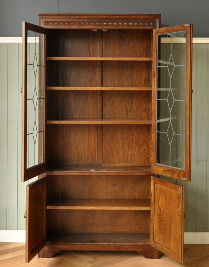 ステンドグラス扉の木製アンティーク風家具、オールドチャームのブック