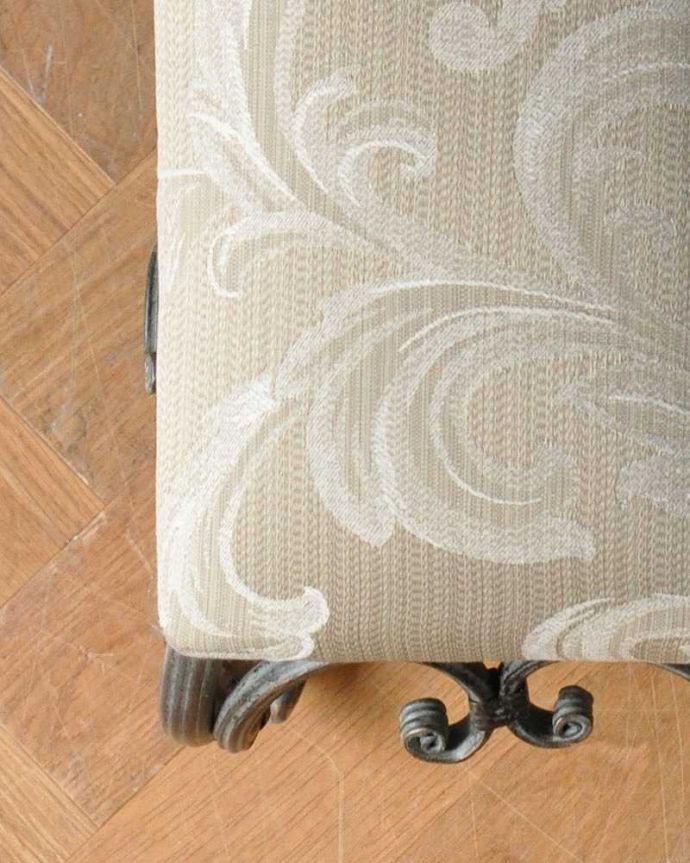 カブリオールレッグ　アンティーク風　アイアンフレーム　ネコ足ロングスツール　ベージュ。色合いが上品で高級感があります。(y-151-c)