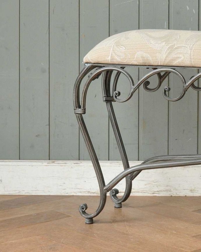 カブリオールレッグ　アンティーク風　アイアンフレーム　ネコ足ロングスツール　ベージュ。男性の方でも安心してお掛けください。(y-151-c)