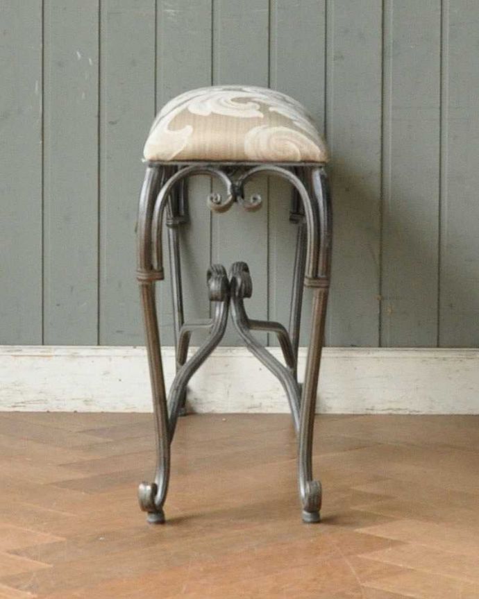 カブリオールレッグ　アンティーク風　アイアンフレーム　ネコ足ロングスツール　ベージュ。サイドから見るとこんな感じ。(y-151-c)