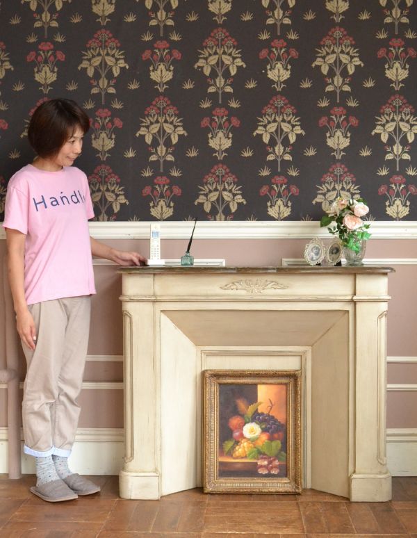 アンティーク風の家具 アンティーク風 憧れのフランスのようなインテリアにアンティーク風のマントルピース。スッキリしたデザインなのでお部屋にも馴染みやすいですよ。(y-162-f)