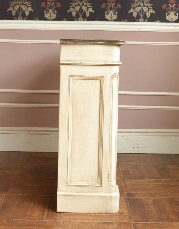 アンティーク風の家具 アンティーク風 憧れのフランスのようなインテリアにアンティーク風のマントルピース。横から見るとこんな感じ。(y-162-f)