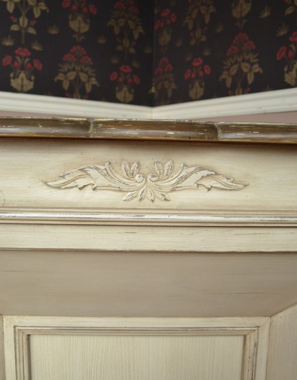 アンティーク風の家具 アンティーク風 憧れのフランスのようなインテリアにアンティーク風のマントルピース。本格的な凝った装飾です。(y-162-f)