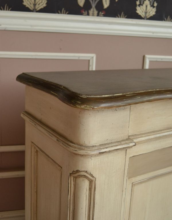 アンティーク風の家具 アンティーク風 憧れのフランスのようなインテリアにアンティーク風のマントルピース。隅々まできれいにペイントされています。(y-162-f)