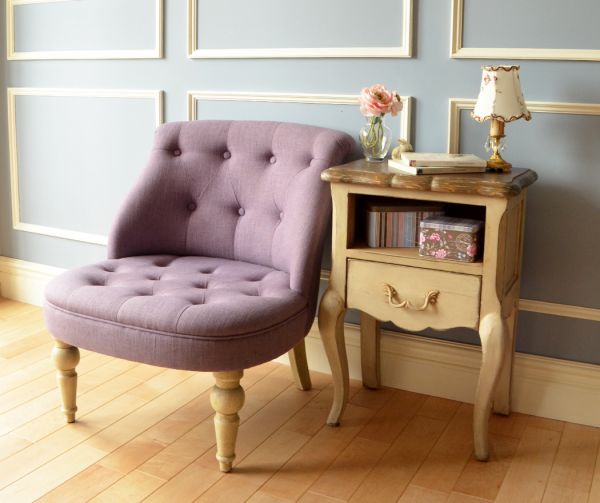 アンティーク風のシャビーなインテリア、小ぶりなサイドテーブル(y-169