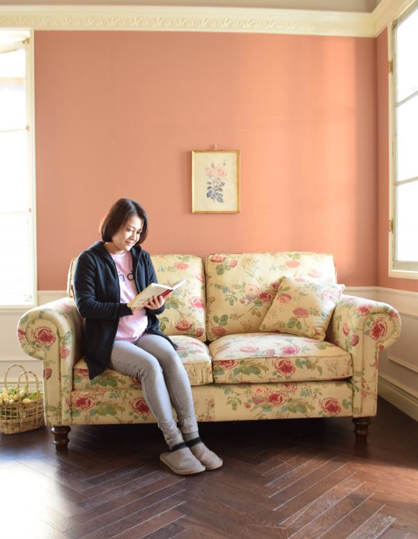 アンティーク風の椅子 アンティーク風 お花模様がエレガントなクッション付きの布張りソファ(2.5人掛け)。ゆったり座る事ができる2.5人掛け。(y-133-c)