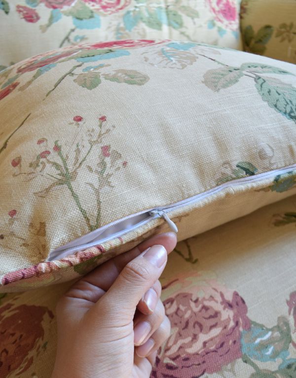 アンティーク風の椅子 アンティーク風 お花模様がエレガントなクッション付きの布張りソファ(2.5人掛け)。プチクッションもチャック付きです。(y-133-c)