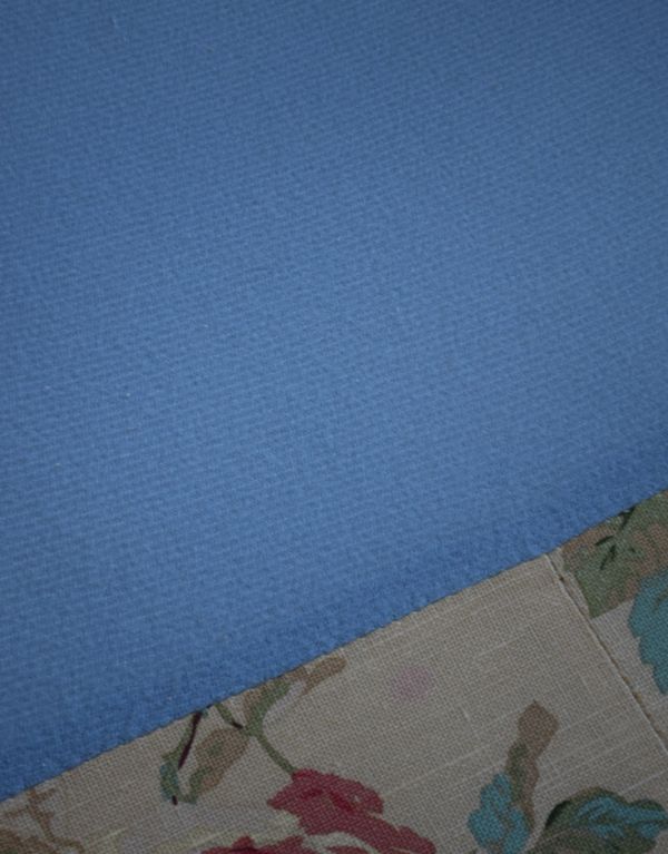 アンティーク風の椅子 アンティーク風 お花模様がエレガントなクッション付きの布張りソファ(2.5人掛け)。座クッションを外すとブルーの生地です。(y-133-c)