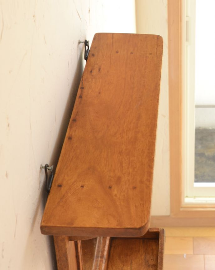 アンティーク風の家具 アンティーク風 玄関やトイレでも使えそう!嬉しいミラー付きのウォールシェルフ。天板はこんな感じ。(y-197-f)