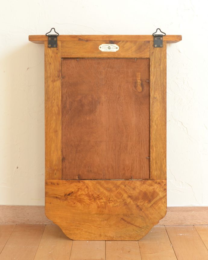 アンティーク風の家具 アンティーク風 玄関やトイレでも使えそう!嬉しいミラー付きのウォールシェルフ。裏面は木肌で仕上がっています。(y-197-f)