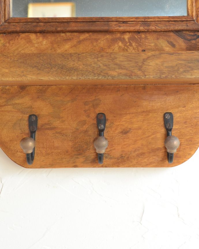 アンティーク風の家具 アンティーク風 玄関やトイレでも使えそう!嬉しいミラー付きのウォールシェルフ。下には、フックが3つ並んでいます。(y-197-f)