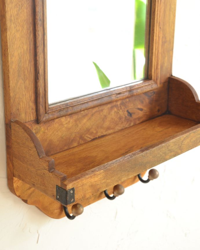 アンティーク風の家具 アンティーク風 玄関やトイレでも使えそう!嬉しいミラー付きのウォールシェルフ。ミラーのすぐ下に、ボックスがあります。(y-197-f)