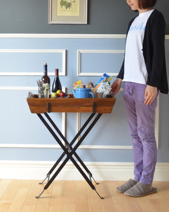 アンティーク風の家具 アンティーク風 お庭やテラスを彩るアンティーク風の折りたたみ脚付きトレイ。デッキやテラスに置いてみてください。(y-200-f)