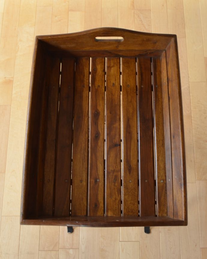 アンティーク風の家具 アンティーク風 お庭やテラスを彩るアンティーク風の折りたたみ脚付きトレイ。トレーは木で仕上がっています。(y-200-f)