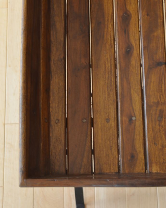 アンティーク風の家具 アンティーク風 お庭やテラスを彩るアンティーク風の折りたたみ脚付きトレイ。使い込んだようなアンティーク風の加工がオシャレです。(y-200-f)