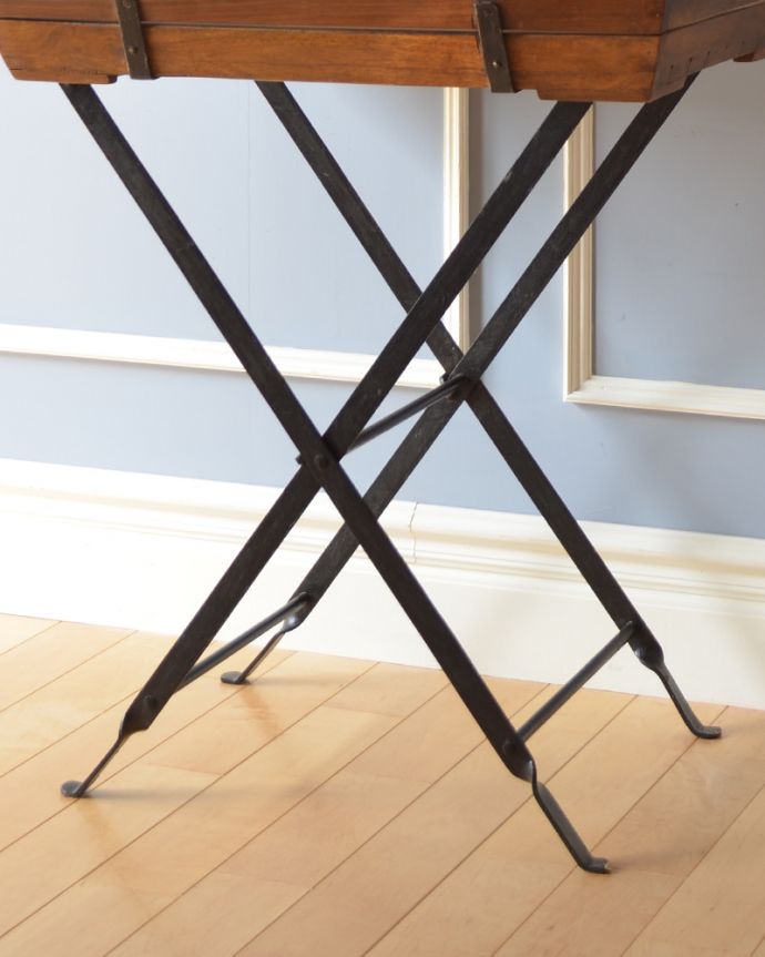 アンティーク風の家具 アンティーク風 お庭やテラスを彩るアンティーク風の折りたたみ脚付きトレイ。フレームはアイアンで仕上がっています。(y-200-f)