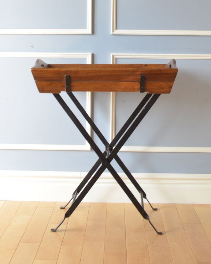 アンティーク風の家具 アンティーク風 お庭やテラスを彩るアンティーク風の折りたたみ脚付きトレイ。アイアンで出来ているので、しっかりしています。(y-200-f)