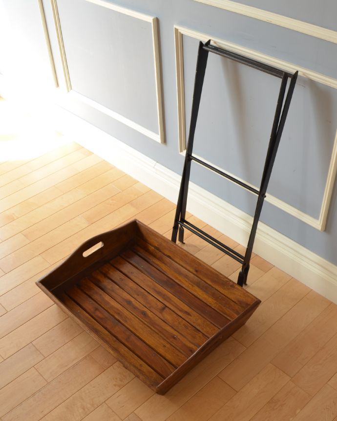 アンティーク風の家具 アンティーク風 お庭やテラスを彩るアンティーク風の折りたたみ脚付きトレイ。土台のフレームは折り畳み式なので、使わない時はすっきりと片付けられます。(y-200-f)