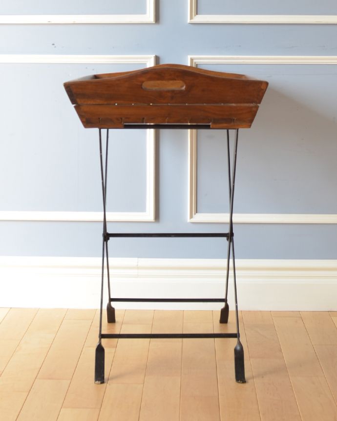 アンティーク風の家具 アンティーク風 お庭やテラスを彩るアンティーク風の折りたたみ脚付きトレイ。横から見たシルエットもステキ!出しっぱなしでも、センスある空間に魅せてくれます。(y-200-f)