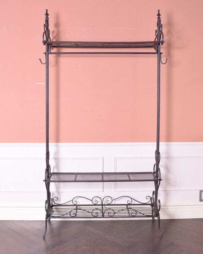 アンティーク風のインテリアアクセサリー　アンティーク風　アイアン製シェルフ付きコートハンガー（ブラック/ワイド）。圧迫感がなくスッキリとしているのでお部屋に取り入れやすいです。(y-220-f)