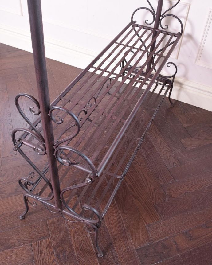 アンティーク風のインテリアアクセサリー　アンティーク風　アイアン製シェルフ付きコートハンガー（ブラック/ワイド）。脚先のデザインもエレガントです。(y-220-f)