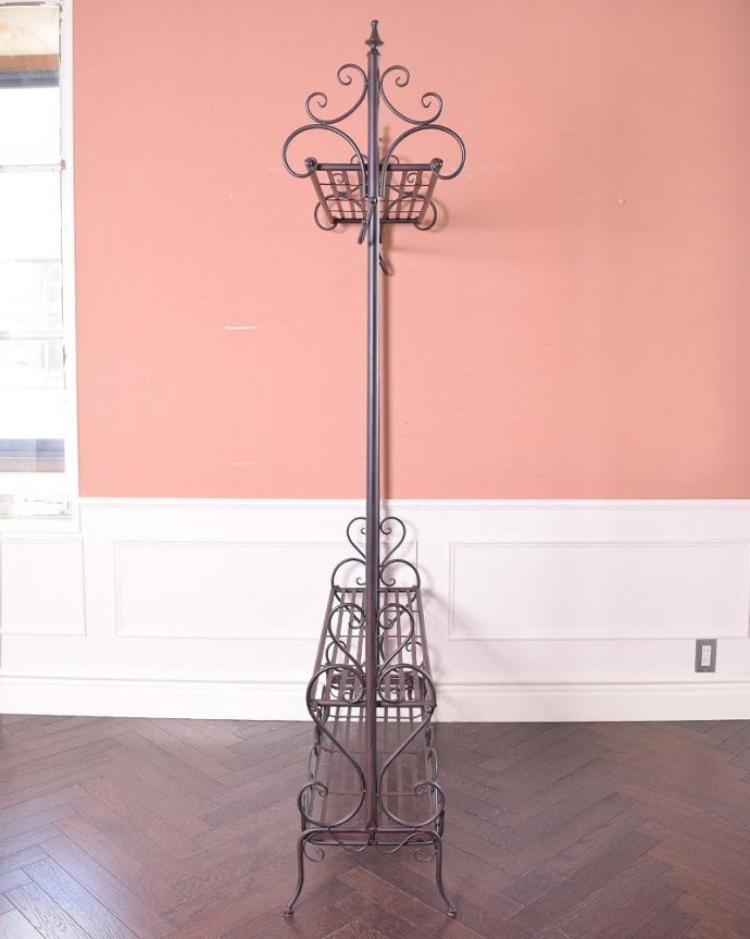 アンティーク風のインテリアアクセサリー　アンティーク風　アイアン製シェルフ付きコートハンガー（ブラック/ワイド）。横から見てもお洒落。(y-220-f)