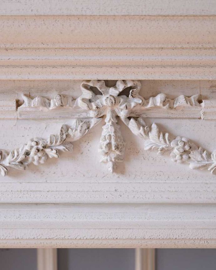 アンティーク風のインテリアアクセサリー アンティーク風 マントルピース/コンソールテーブル。美しい装飾が高級感のあるアクセントとなっています。(y-242-f)