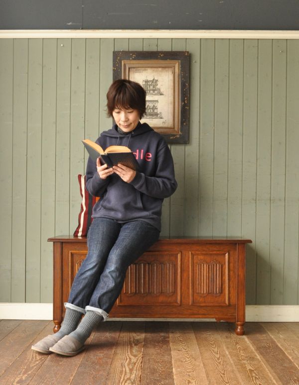 アンティーク家具 アンティークの箱型収納家具、おしゃれな英国のコファー(ベンチ)。玄関やダイニング、ちょっと置いておいて腰掛けることができます。(z-005-f)