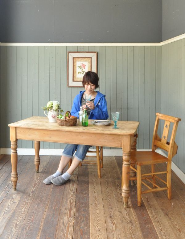 ロイドテーブル　アンティーク家具　パイン材のアンティーク家具、木の可愛いダイニングテーブル。２〜４人でお使い頂くとちょうどいいサイズです。(z-007-f)