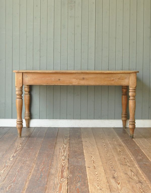 ロイドテーブル　アンティーク家具　パイン材のアンティーク家具、木の可愛いダイニングテーブル。書き物やパソコンをする作業テーブルに最適。(z-007-f)