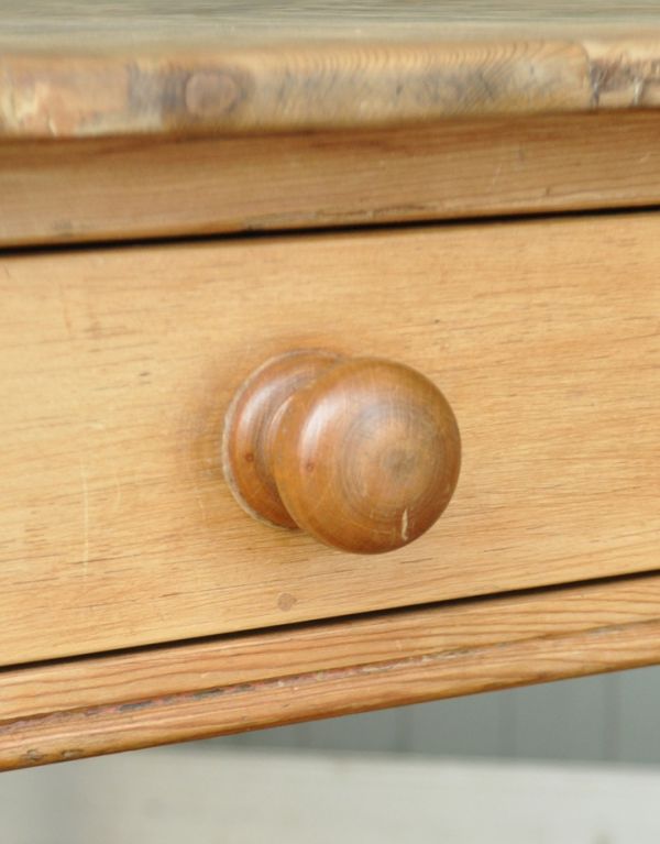 ロイドテーブル　アンティーク家具　パイン材のアンティーク家具、木の可愛いダイニングテーブル。取っ手も木製。(z-007-f)