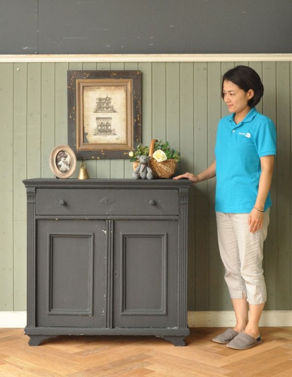 アンティークのキャビネット　アンティーク家具　大人のフレンチスタイルへ、ブラックペイントのアンティークキャビネット。リビングの電話台にもオススメです。(z-008-f)