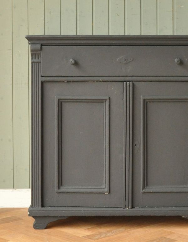 アンティークのキャビネット　アンティーク家具　大人のフレンチスタイルへ、ブラックペイントのアンティークキャビネット。アンティークのブラックなのでキツイ印象にならずに、温かみも感じられる雰囲気です。(z-008-f)