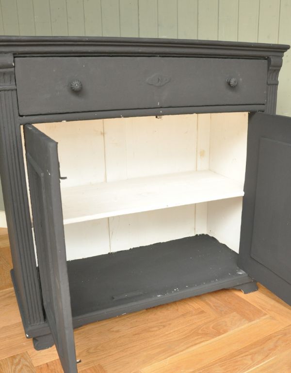 アンティークのキャビネット　アンティーク家具　大人のフレンチスタイルへ、ブラックペイントのアンティークキャビネット。棚板は可動です。(z-008-f)