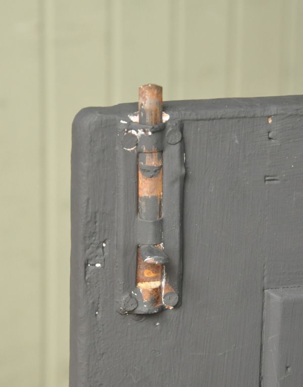 アンティークのキャビネット　アンティーク家具　大人のフレンチスタイルへ、ブラックペイントのアンティークキャビネット。扉の裏に当時の金具が残っていました。(z-008-f)