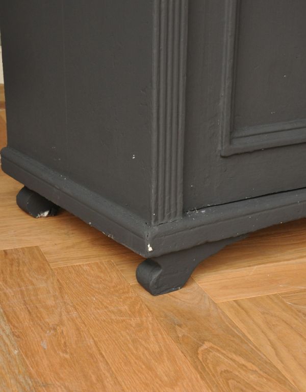 アンティークのキャビネット　アンティーク家具　大人のフレンチスタイルへ、ブラックペイントのアンティークキャビネット。脚が付いています。(z-008-f)