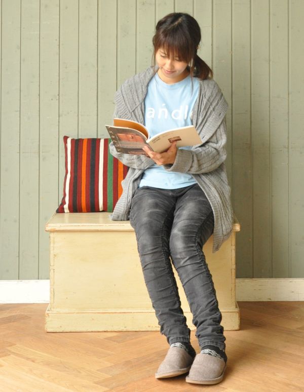 ブランケットボックス・収納ボックス　アンティーク家具　ペイントされたアンティーク家具、イギリスのブランケットボックス 。ベンチにして使ったり、ソファやイスと合わせれば、コーヒーテーブルとしても使える便利な収納ボックス。(z-009-f)