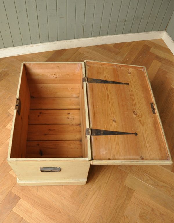 ブランケットボックス・収納ボックス　アンティーク家具　ペイントされたアンティーク家具、イギリスのブランケットボックス 。前開きの扉収納になっています。(z-009-f)