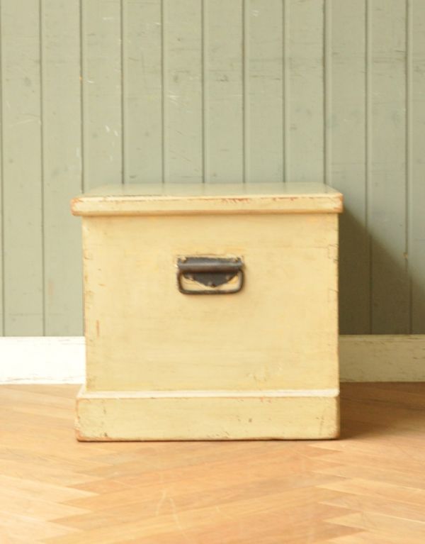 ブランケットボックス・収納ボックス　アンティーク家具　ペイントされたアンティーク家具、イギリスのブランケットボックス 。サイドから見てもキレイです！どこから見てもかっこいいのでご安心くださいね。(z-009-f)