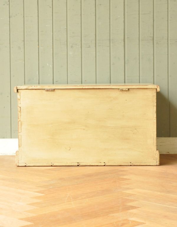 ブランケットボックス・収納ボックス　アンティーク家具　ペイントされたアンティーク家具、イギリスのブランケットボックス 。裏側もきちんとメンテナンスしているので、キレイな状態です。(z-009-f)