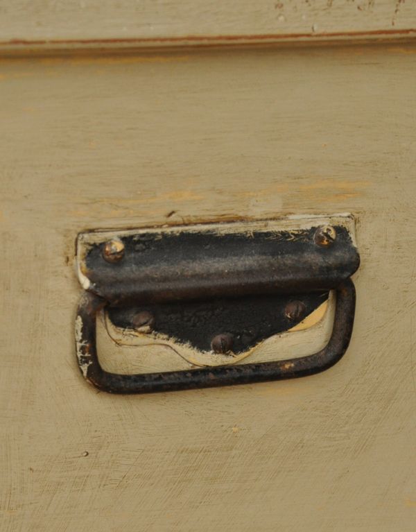 ブランケットボックス・収納ボックス　アンティーク家具　ペイントされたアンティーク家具、イギリスのブランケットボックス 。両サイドに取っ手があるので、持ち運びしやすいですよ。(z-009-f)