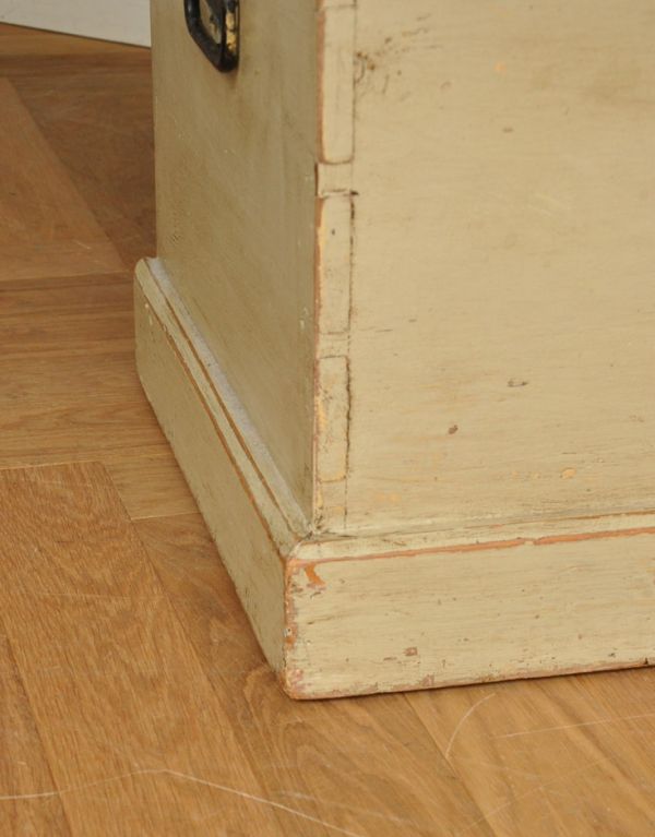 ブランケットボックス・収納ボックス　アンティーク家具　ペイントされたアンティーク家具、イギリスのブランケットボックス 。両サイドに取っ手があるので、持ち運びしやすいですよ。(z-009-f)