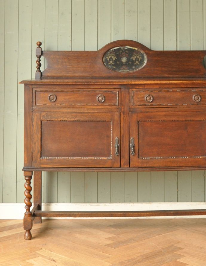 アンティークのキャビネット　アンティーク家具　私の憧れアンティーク。重厚感ある英国のミラーバック サイドボード。扉や引き出しのデザインがシンプルでステキです。(z-010-f)