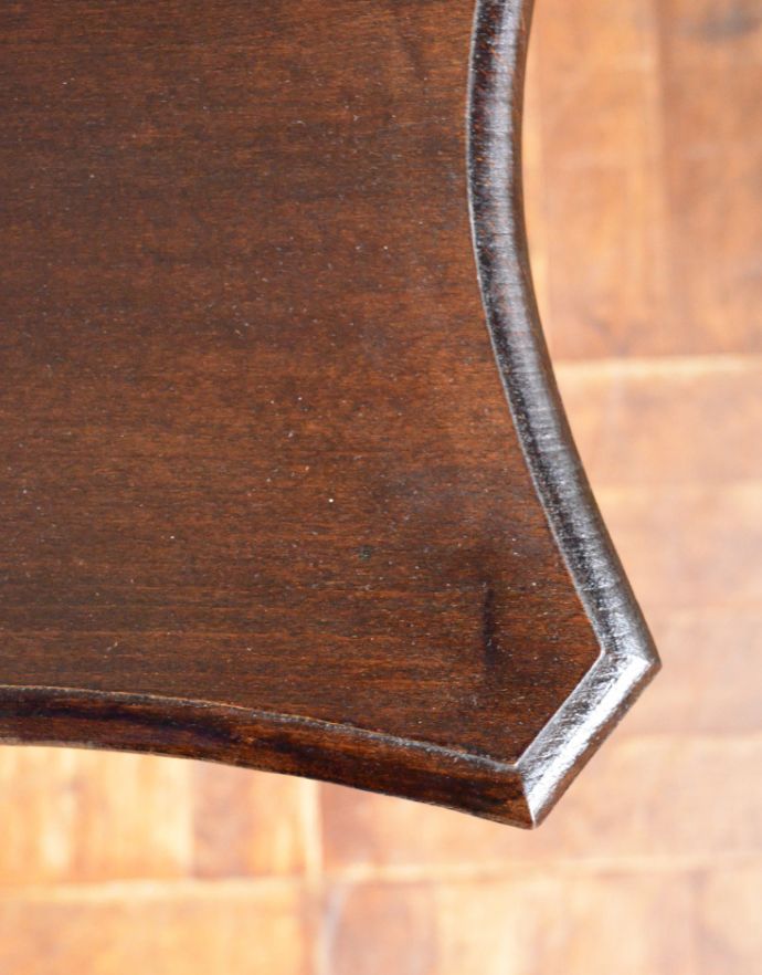 アンティークのテーブル　アンティーク家具　アンティークの高級感のある英国家具、オケージョナルテーブル。天板の角も美しい仕上がりです。(z-011-f)