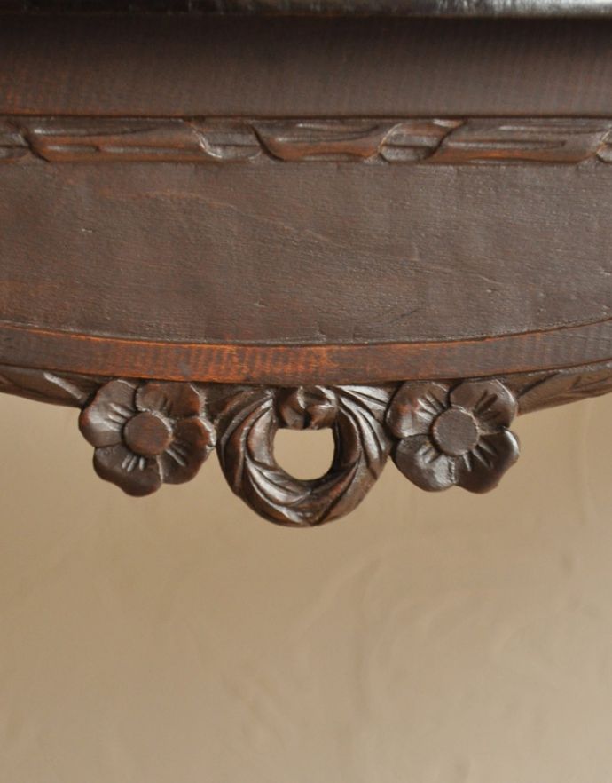 アンティークのテーブル　アンティーク家具　アンティークの高級感のある英国家具、オケージョナルテーブル。大人っぽいカラーで落ち着きがあります。(z-011-f)