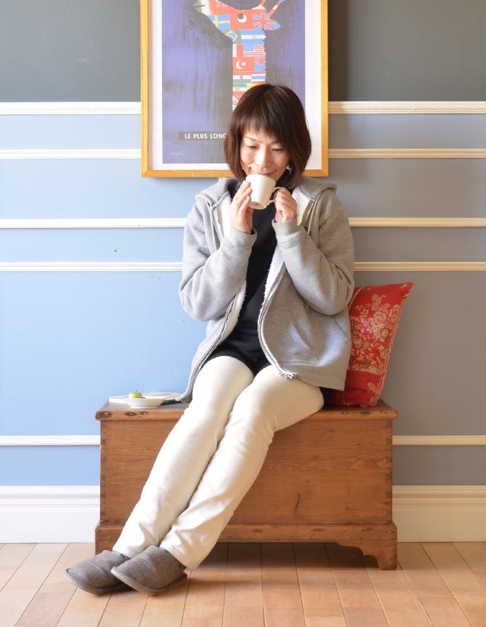 ブランケットボックス・収納ボックス アンティーク家具 ナチュラルなパイン材のアンティーク家具、イギリスのブランケットボックス。玄関やダイニングにちょっと置けば、腰掛けるベンチとしても使えます。(z-013-f)