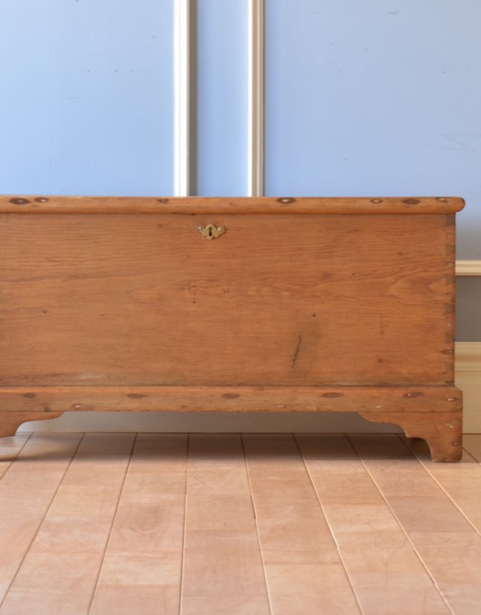 ブランケットボックス・収納ボックス アンティーク家具 ナチュラルなパイン材のアンティーク家具、イギリスのブランケットボックス。オールドパインならではの木の温もりは、触れるたびにほっこりとします。(z-013-f)