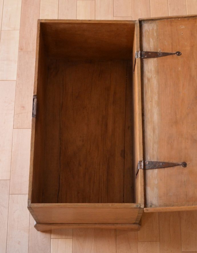 ブランケットボックス・収納ボックス アンティーク家具 ナチュラルなパイン材のアンティーク家具、イギリスのブランケットボックス。お部屋のごちゃごちゃをスッキリ解決!1台2役の頼もしい家具です。(z-013-f)